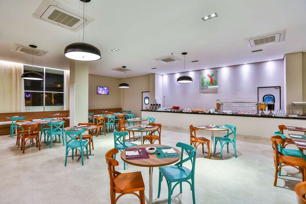 Summit Suites Hotel Пиндамоньянгаба Ресторан фото